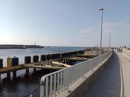 prise une promenade le long de le Port et jetée dans Kołobrzeg, Pologne, des offres une délicieux expérience avec pittoresque vues de le baltique mer et le animé maritime activité. photo