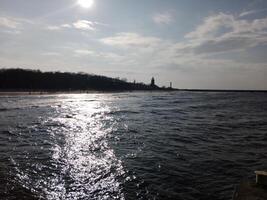prise une promenade le long de le Port et jetée dans Kołobrzeg, Pologne, des offres une délicieux expérience avec pittoresque vues de le baltique mer et le animé maritime activité. photo