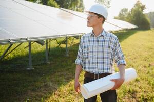 installation et câblage de autonome solaire photo voltaïque panneau système. fermer de Jeune électricien dans casque. alternative énergie concept.