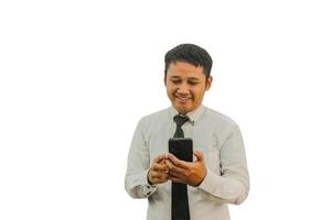 adulte asiatique homme montrant sérieux visage expression lorsque dactylographie message sur le sien mobile téléphone photo