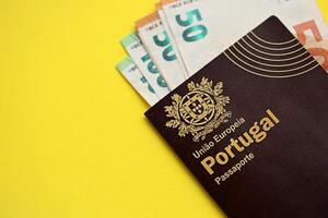 rouge le Portugal passeport de européen syndicat et argent sur Jaune Contexte proche en haut photo