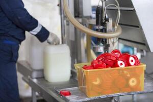 industriel récipient pour embouteillage et emballage produits chimiques.mains de une ouvrier versé dans une Plastique récipient. photo