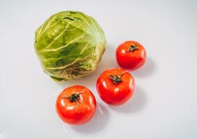 cube et tomates sur blanc Contexte. biologique nourriture concept. rester en bonne santé. Frais des produits consommant. photo