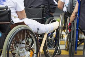 homme avec gypse dans une fauteuil roulant photo