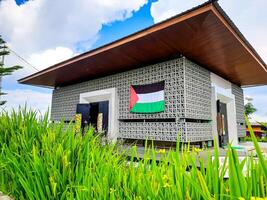 solok, Indonésie - février 8, 2024. magnifique mosquée bâtiment à le emplacement de le Sirukam laitier ferme touristique village dans solok régence photo