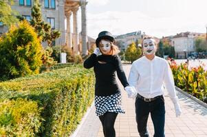 une couple de joyeux mime. il se dépêche sur une date. photo