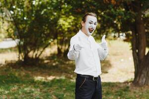 portrait de une homme, artiste, clown, mime. spectacles quelque chose. mime acteur spectacles différent émotions. photo