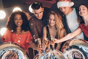 Bonnes vacances. photo de la compagnie d'amis faisant la fête avec de l'alcool