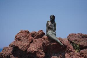 Sirène statue dans oren, balikesir, turkiye photo