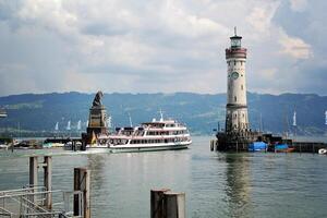 Lindau Port avec le phare et bateau, lac de Constance, Allemagne photo