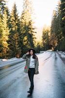 content fille avec chapeau dans forêt à Montagne route arrière-plan, se détendre temps sur vacances concept Voyage ,couleur de ancien Ton et doux concentrer photo