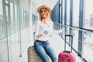 femme en marchant avec valise sur le aéroport terminal, voyage concept. haute saison et vacances concept. se détendre et modes de vie. Voyage et vacances concept. photo