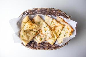 Masala kulcha Naan servi dans une panier isolé sur gris Contexte Haut vue de bangladesh nourriture photo