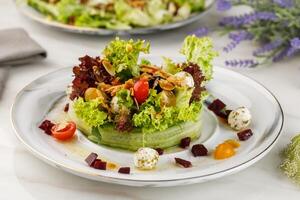 la Méditerranée Frais salade servi dans une plat isolé sur table côté vue de arabe salade en bonne santé nourriture photo