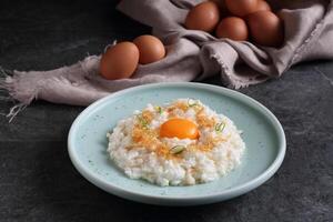 sautés Oeuf blanc avec conpo et poisson Viande servi plat isolé sur Contexte Haut vue nourriture photo