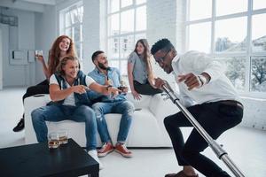 se faire passer pour une star. des amis décident de se détendre en chantant leurs chansons préférées photo