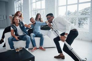 regard séduisant. des amis décident de se détendre en chantant leurs chansons préférées photo