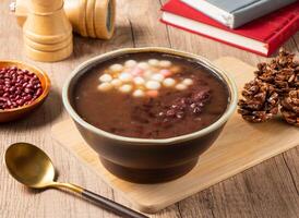 rouge haricot riz des balles soupe servi dans bol isolé sur table Haut vue de asiatique nourriture photo