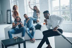 tout le monde satisfait. des amis décident de se détendre en chantant leurs chansons préférées photo