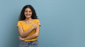 femme avec plié bras montrer du doigt avec sa doigt photo