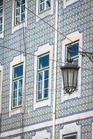 Façade de la vieille maison dans le quartier d'Alfama, Lisbonne photo