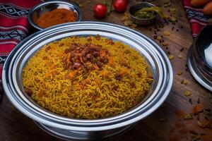 bashawer riz, mandi, biryani avec frit oignon servi dans plat isolé sur table Haut vue de arabe nourriture photo