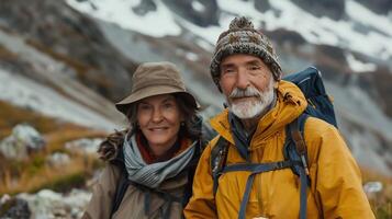 ai généré actif retraité. Sénior les voyageurs dans forêt sur vacances. randonnée dans montagnes photo