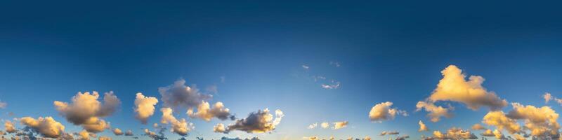 foncé bleu le coucher du soleil ciel panorama avec cumulus des nuages. sans couture hdr pano dans sphérique équirectangulaire format. Achevée zénith pour 3d visualisation, Jeu et ciel remplacement pour aérien drone 360 panoramas. photo