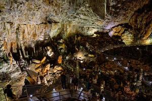 trieste, italie, 2021 - personnes regardant la grotta gigante