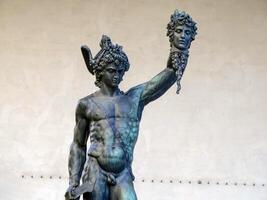 détail de perseus en portant tête de méduse, bronze statue dans loggia de Lanzi, piazza della signoria, Florence, Italie. isolé sur blanc photo