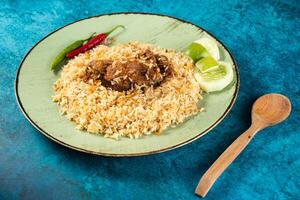 épicé du boeuf pulao, Polao, biryani, mandi, kacchi avec Oeuf et salade servi dans plat isolé sur table Haut vue de Indien nourriture photo