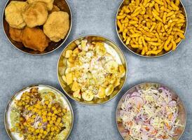 dahi Bhalay, chana chaat Masala, pakoriyan, crème discuter, fruit discuter, bhalla et salade servi dans plat Haut vue de Indien et pakistanais nourriture photo