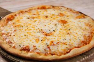 arabe Pizza empannage servi dans Coupe planche isolé sur Contexte Haut vue de vite nourriture photo