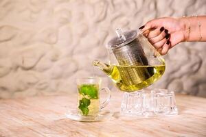 arabe vert thé servi dans tasse isolé sur Contexte Haut vue photo