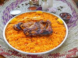 boukhari poulet avec raita servi dans plat isolé sur table Haut vue de arabe nourriture photo