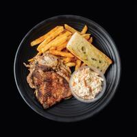 percé poulet hacher avec français frites servi dans une plat côté vue sur noir Contexte vite nourriture photo