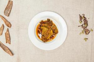 cornichons ou achaar servi dans une plat isolé sur table Haut vue de Indien épices nourriture photo