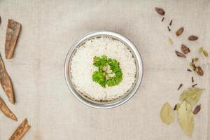 plaine riz servi dans une plat isolé sur table Haut vue de Indien épices nourriture photo