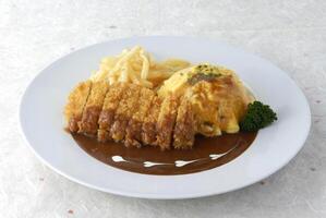 tonkatsu omu riz servi dans une plat isolé sur en bois table Contexte côté vue de Singapour nourriture photo