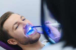 fermer portrait patient dans dentaire Bureau - ultra-violet lumière équipement photo