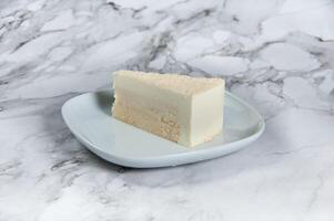 double fromage cheesecake tranche servi dans une panier côté vue sur foncé Contexte photo