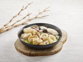 braisé éviter en purée poisson Tofu et séché poisson gueule avec chinois chou servi dans une plat isolé sur en bois planche côté vue sur gris Contexte photo