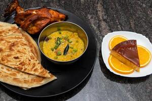 desi petit déjeuner plat avec poulet rôti, dal et caramel pudding servi dans plat isolé sur Contexte Haut vue de bangladesh et Indien nourriture photo