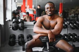 en bonne santé africain américain homme repos après faire des exercices photo