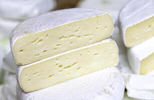 pièces de fromage dans une marché photo