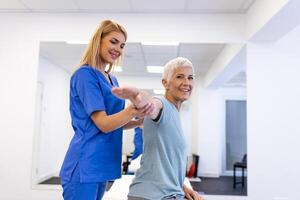 patient élongation, physiothérapeute femme et physique thérapie Aidez-moi pour muscle ou arthrite exercice dans consultant examen. physiothérapie, chiropracteur et soins de santé réhabilitation soutien de femme photo