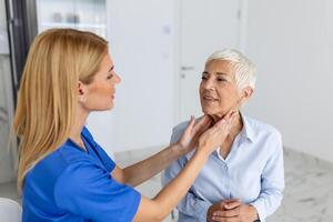 femmes avec thyroïde glande tester . endocrinologie, les hormones et traitement. inflammation de le endolori gorge photo