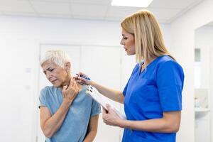 autorisé chiropracteur ou Manuel thérapeute Faire cou étendue massage à détendu femelle patient dans clinique bureau. Jeune femme avec coup de fouet ou rhumatologique problème avoir professionnel médecins Aidez-moi photo