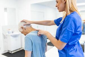 autorisé chiropracteur ou Manuel thérapeute Faire cou étendue massage à détendu femelle patient dans clinique bureau. Jeune femme avec coup de fouet ou rhumatologique problème avoir professionnel médecins Aidez-moi photo