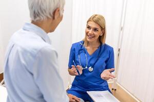 laisse ensemble en haut un rendez-vous pour suivant semaine. Jeune femelle médecin Aller par médical enregistrements avec le sien Sénior femelle patient. photo